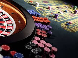 Tampilan meja European Roulette langsung di platform dolantoge dengan dealer profesional